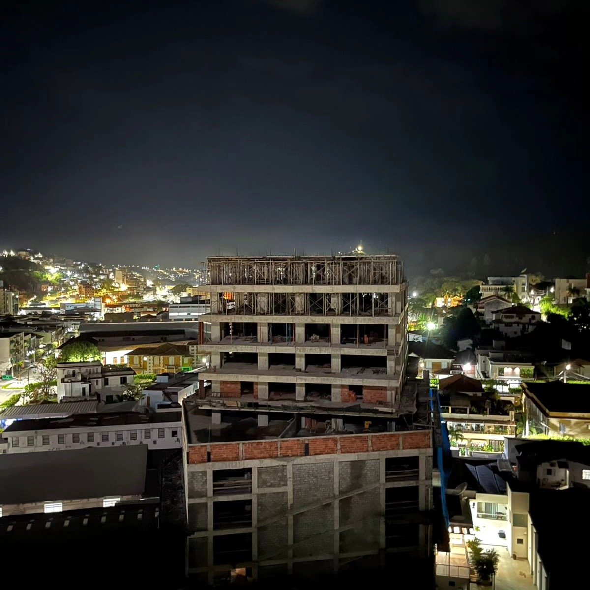 Edifício Angatu noturno